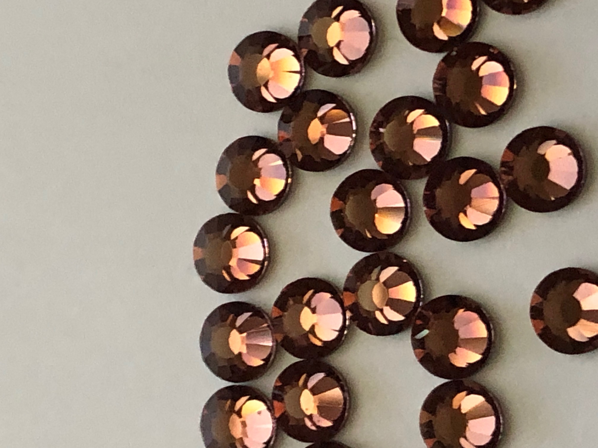 36 pieces 30ss LT BURGUNDY Preciosa Maxima HOTFIX Rhinestones